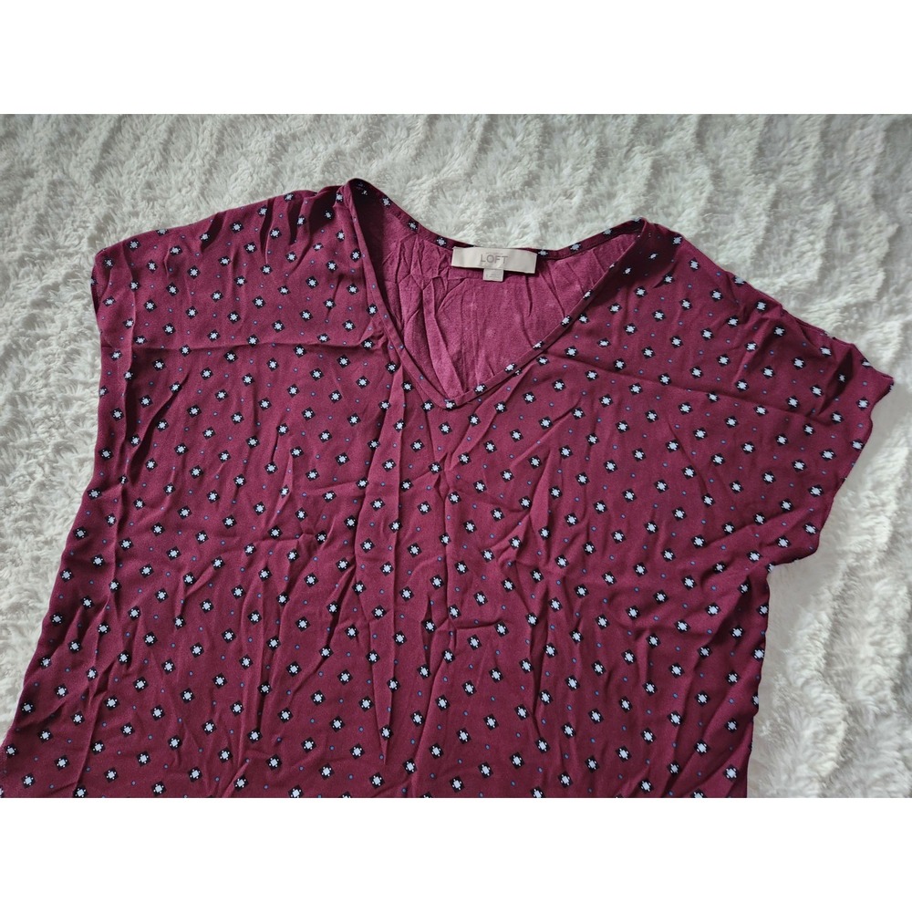 LOFT Women's Small Burgundy Geo Print V-Neck Blouse Short Sleeve Split Hem Top